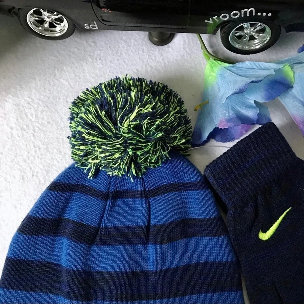 Nike NWOT Beanie with Gloves Set Youth OS (8/20)